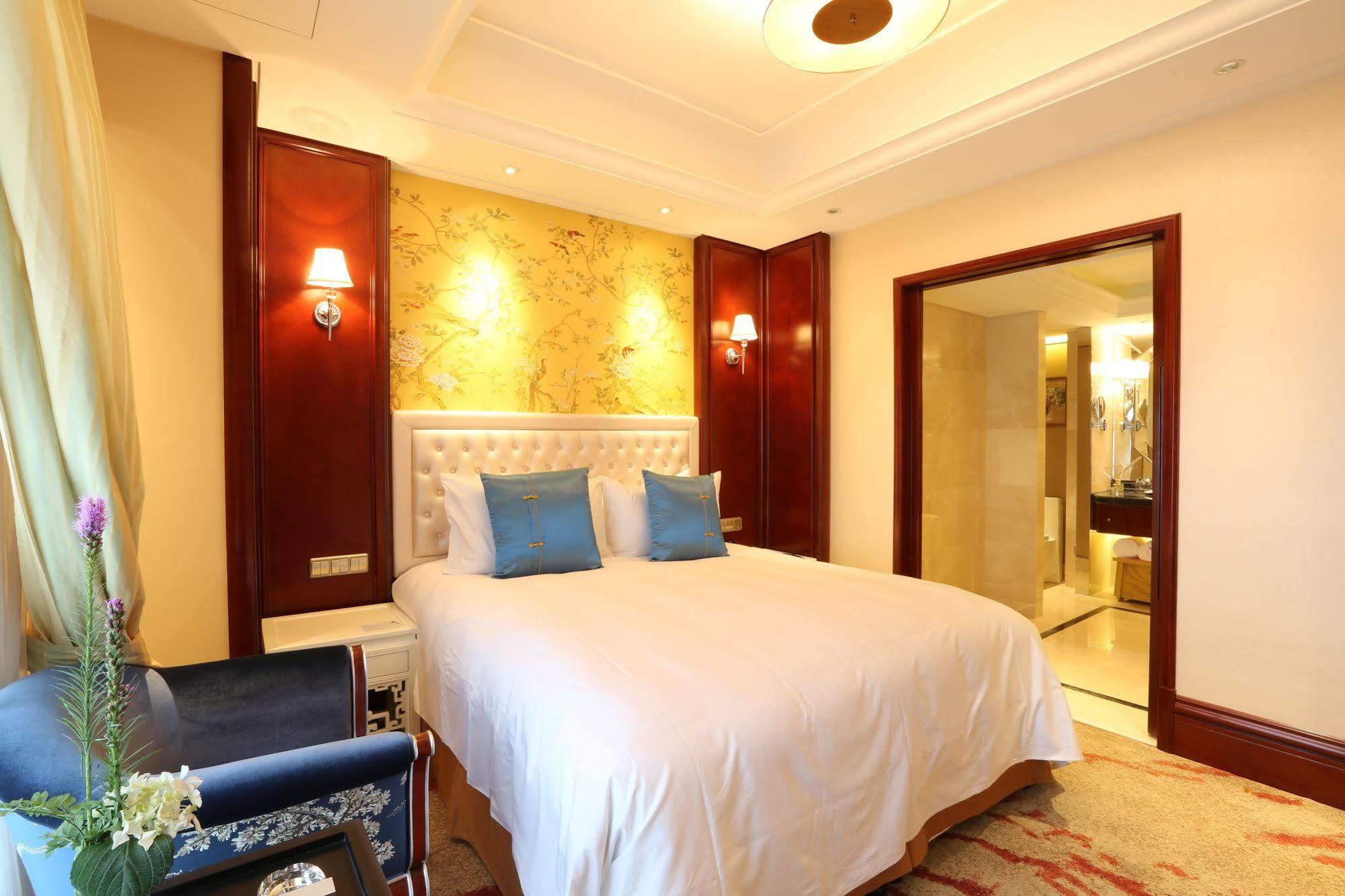 S&N Zhejiang Linhai International Hotel Extérieur photo